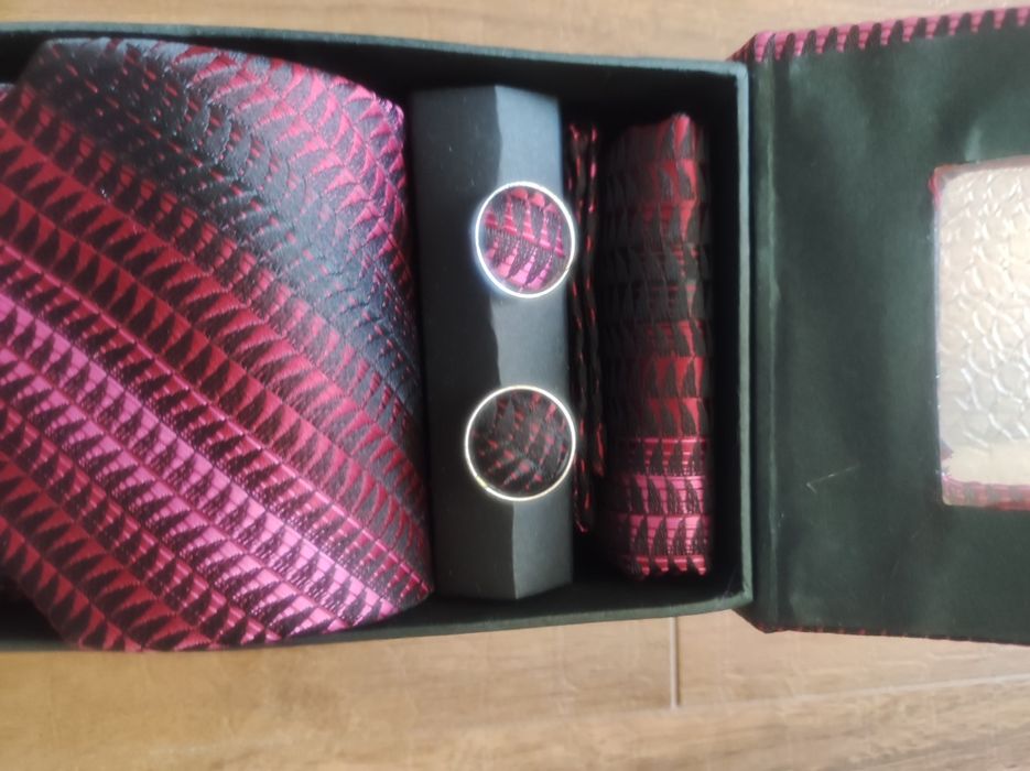 Продам набор запонки с галстуком