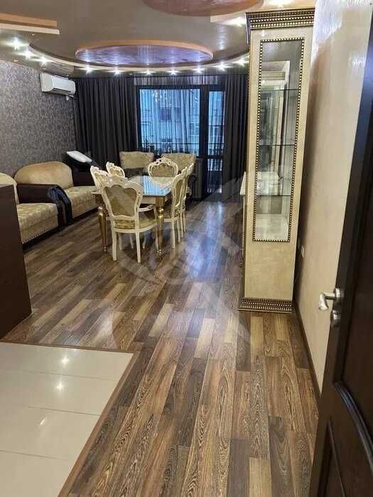 Дава се под наем Тристаен апартамент в Варна, Автогара - 115 кв.м за 700 € - Снимка #2