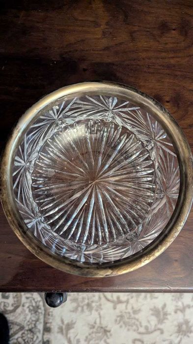 продам 3 хрустальные вазочки с мельхиоровым ободком