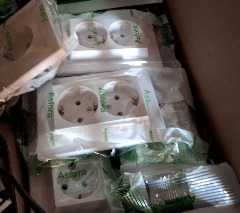 Se vinde următoarele corpuri de iluminat si electrice noi!
