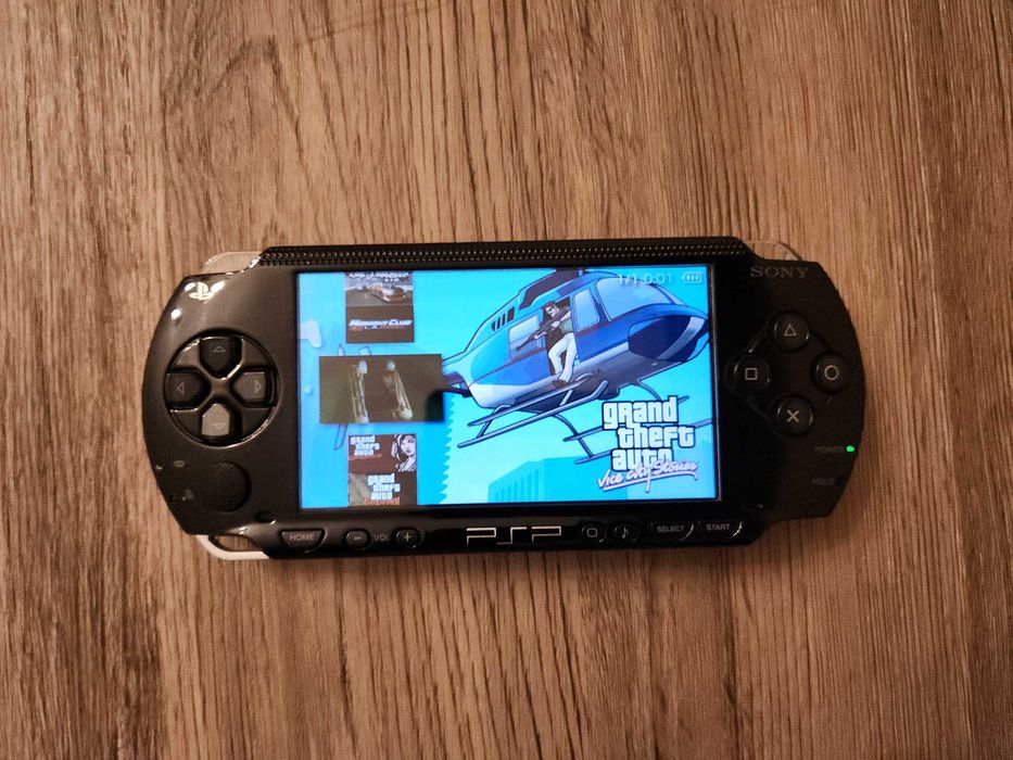 PlayStation Portabil (PSP) 1004 - Modat, Complet functional, card 8gb