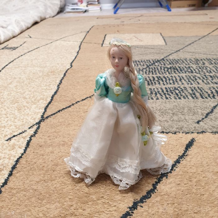 Продам фарфоровую куклу