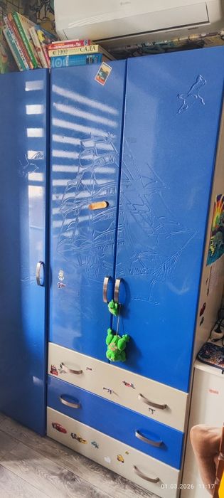 Шкаф в детскую синий