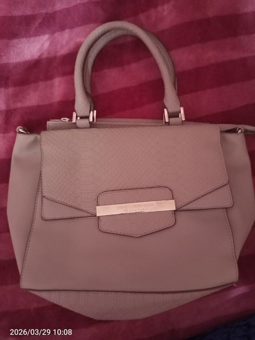 женская сумка бренда Jones New York Signature.