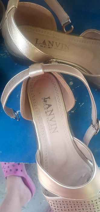 Продам босоножки