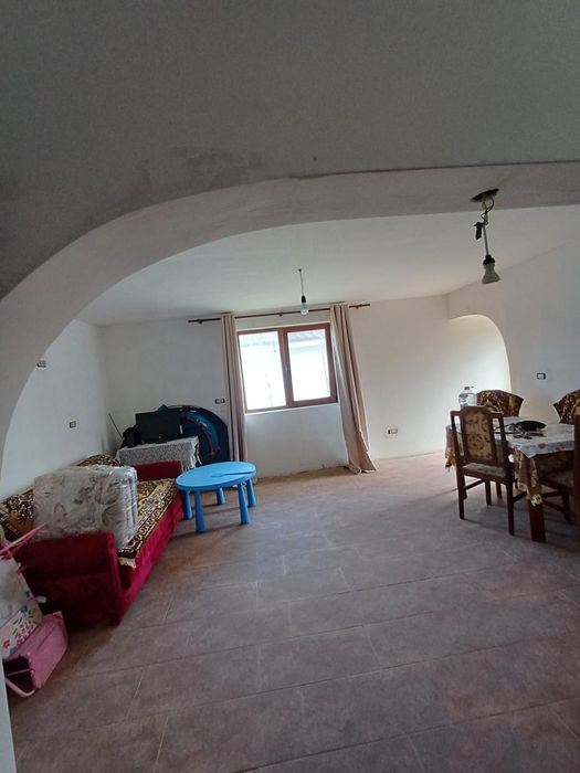 Proprietar vând casă Bolotesti-Gagesti(la piata) tel.00393202241732