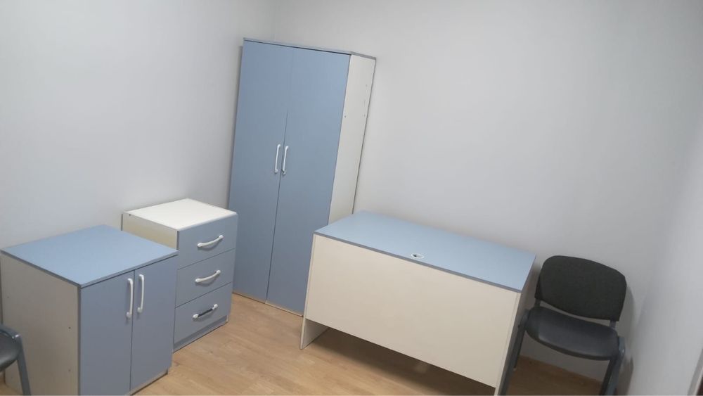 Продам столы и стулья , шкаф  для офиса