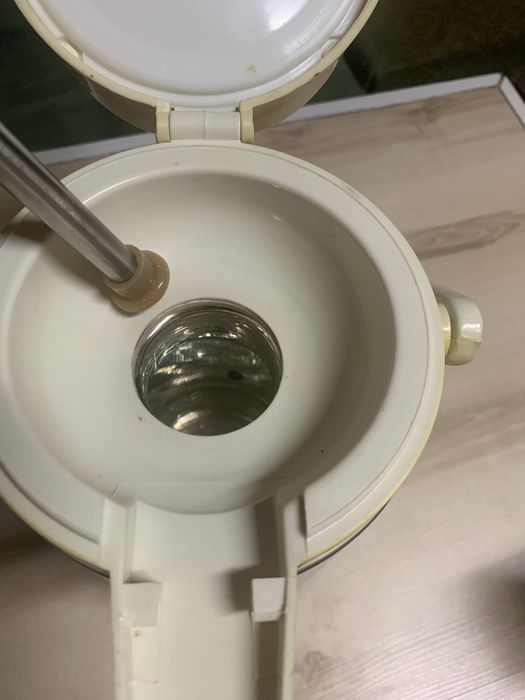 Термус 2.1 литра с помпа.