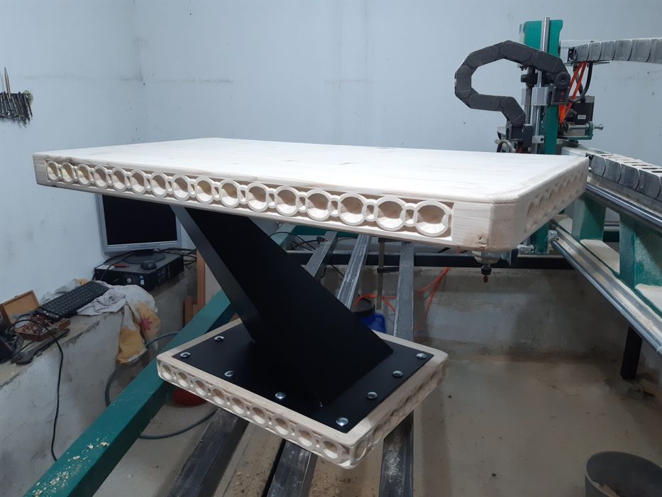 Маса от дърво и метал