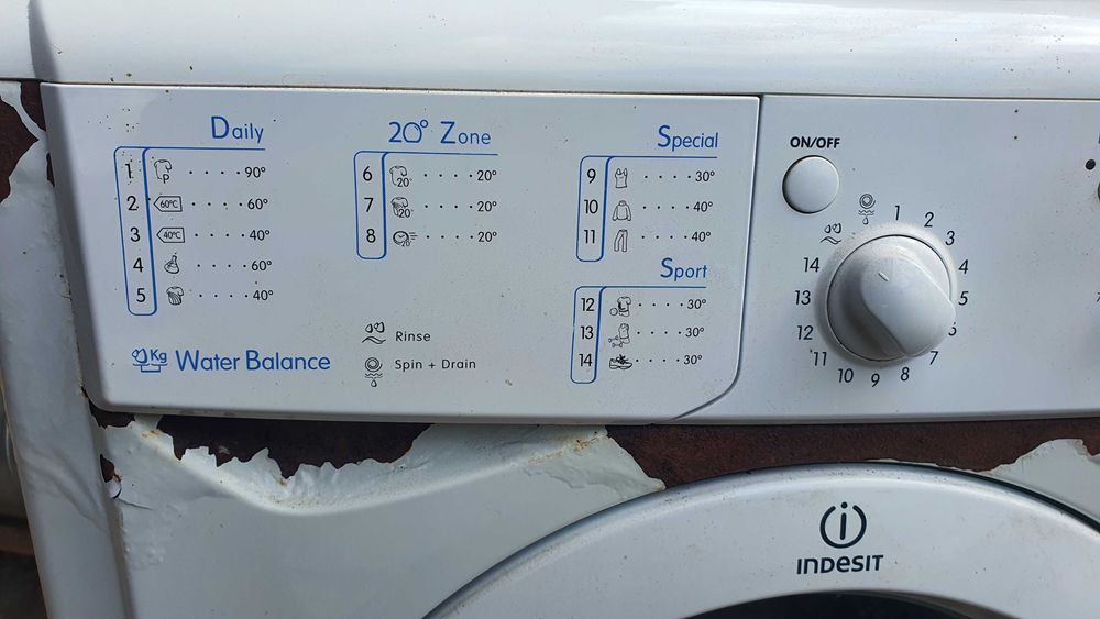 Продавам пералня Indesit за части.