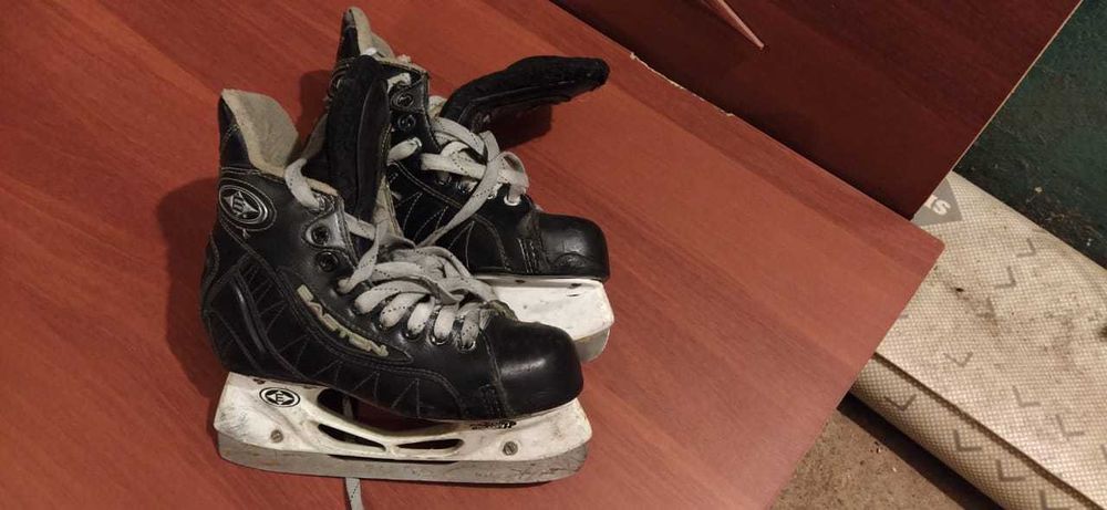 Коньки хоккейные.