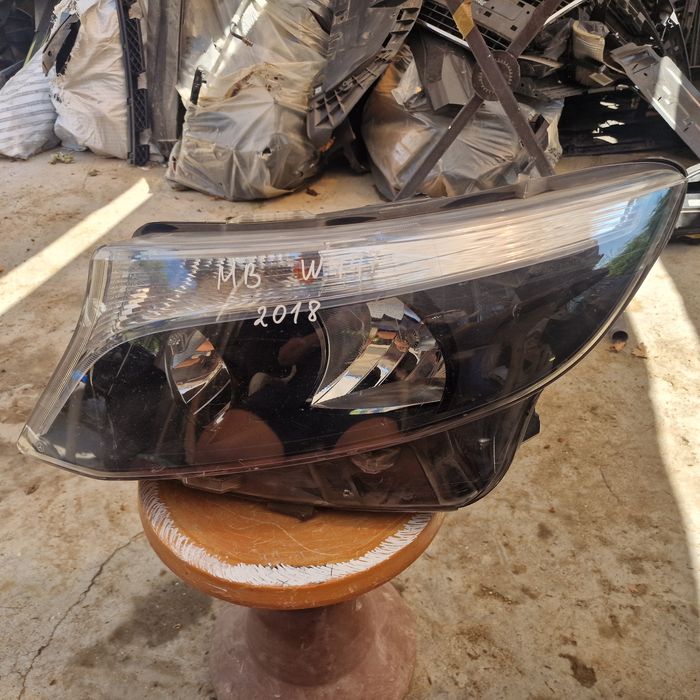 Mercedes Benz W447  2018 ляв фар