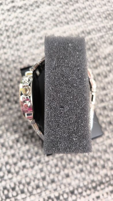 Ceas de mana incrustat cu pietre