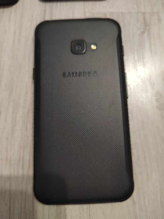 Телефони за части