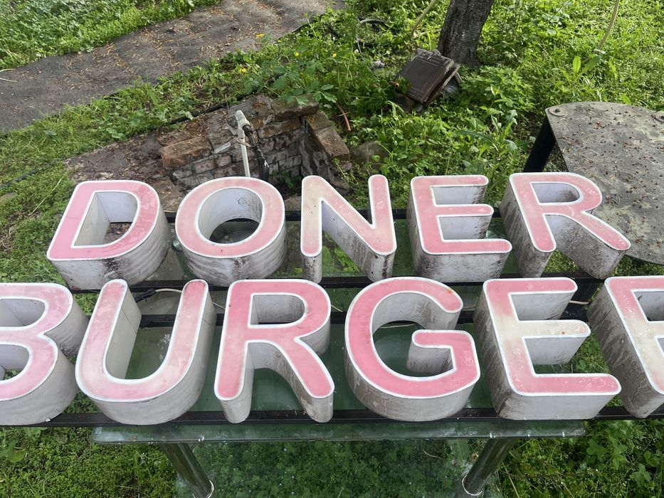 Надпись вывеска DONER BURGER