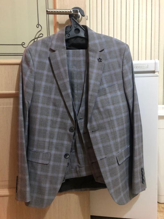 Костюм-тройка. Серый в клетку