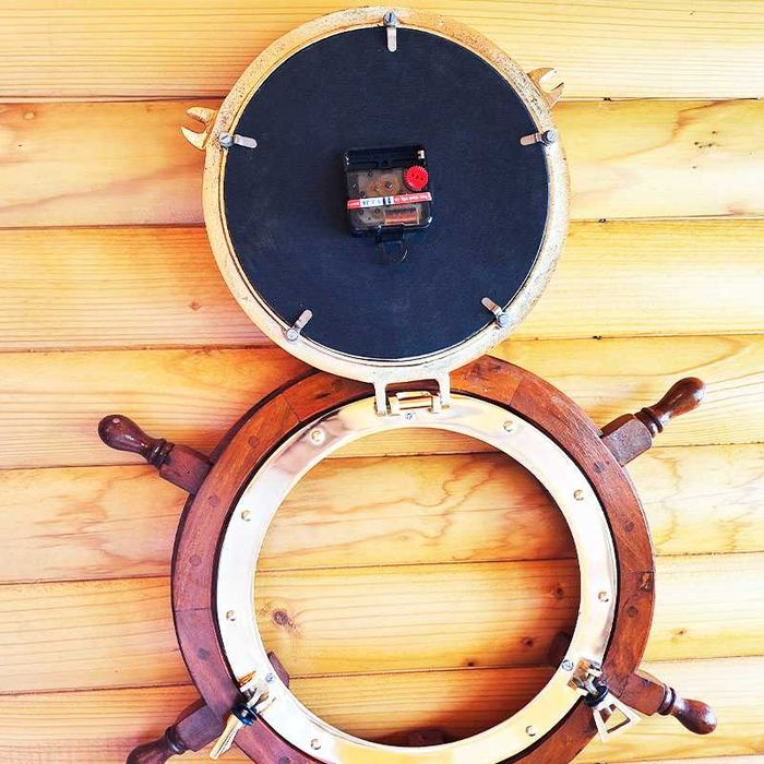 Луксозен стенен часовник с формата на рул, щурвел