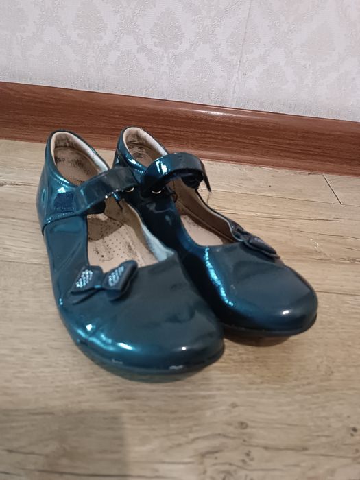 Продам школьные туфли. Италия