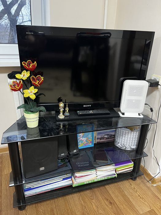 Телевизор с подставкой и буфером