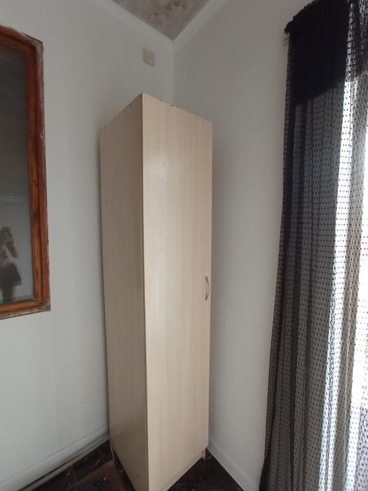 Продаю стол стулья. И шкафы.