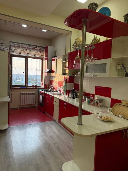 Продам квартиру 4 комнат в новостройке банковский дом