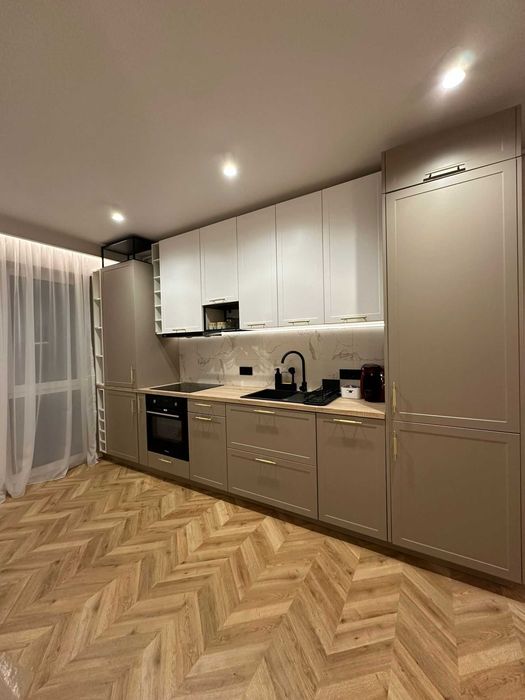De închiriat – Apartament modern 3 camere, cu piscină și parcare