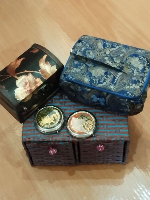 Шкатулки разные,зеркала