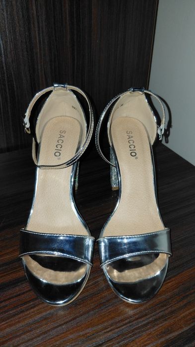 Sandale cu toc marimea 38