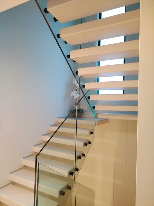 Висящи стълби, стъклени парапапети,