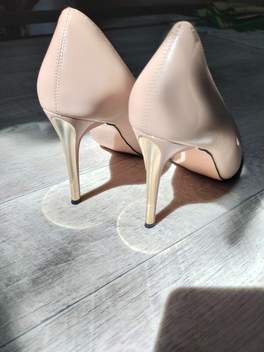 Продам Бежевые туфли