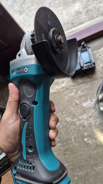 Set Makita cu baterii si incarcator