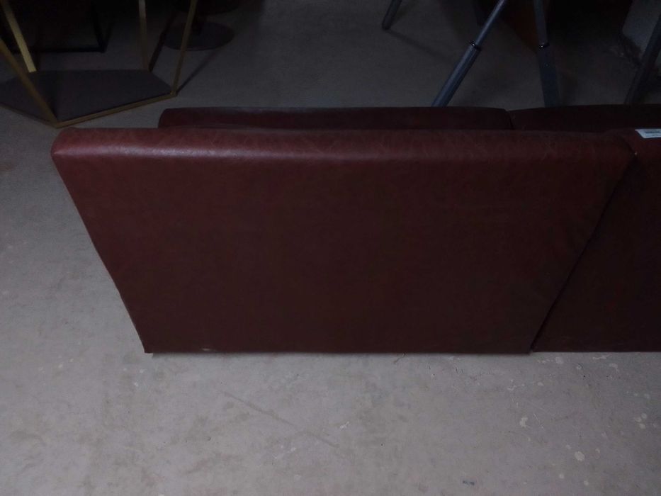 Коричневый диван.Оборудование