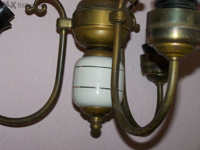 стар красив месингов полилей