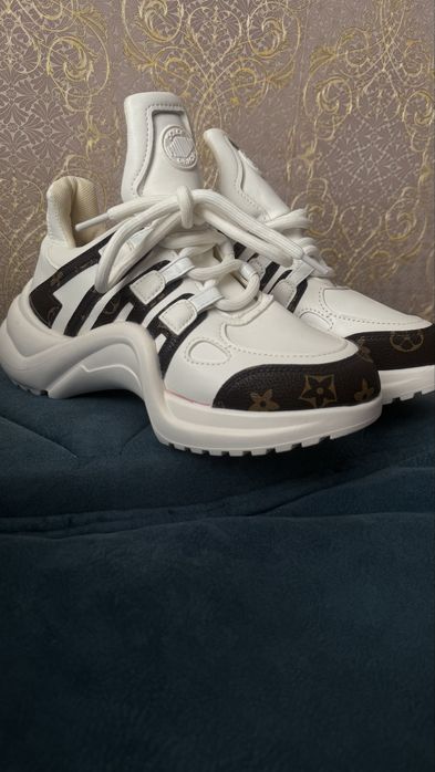 Женская обувь (кроссовки)