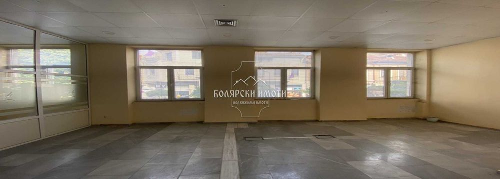 Дава се под наем Офис в Велико Търново, Център - 550 кв.м за 3500 € - Снимка #3