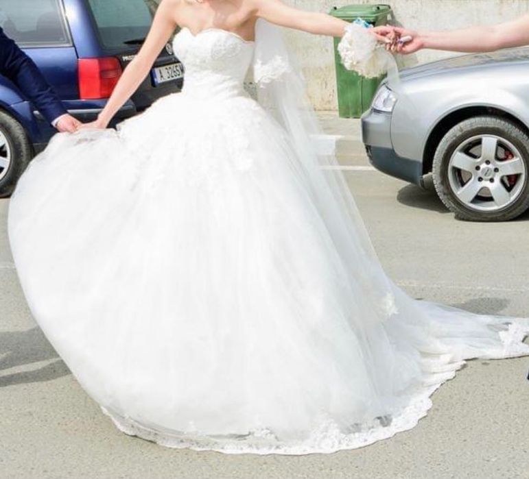 Продава се булченска рокля. Без забележки + було и букет.