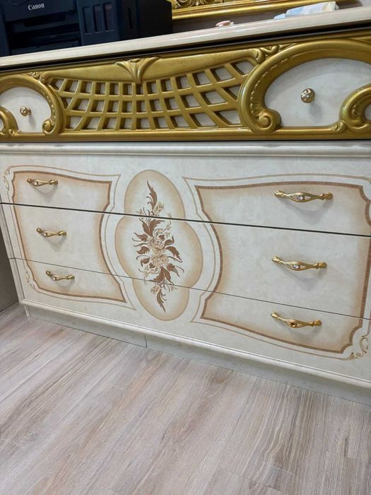 Комод с зеркалем