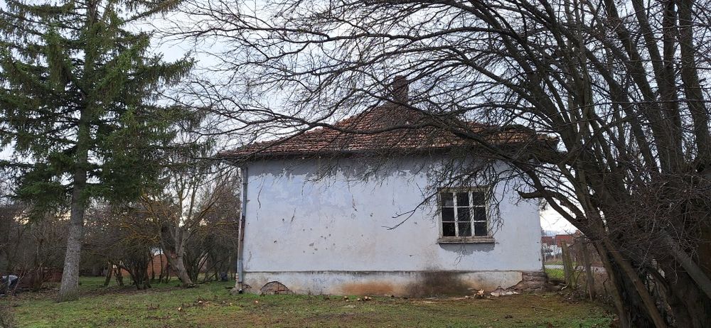 Продавам Къща с Двор/1500кв.м/  - с.Василовци обл.Софийска