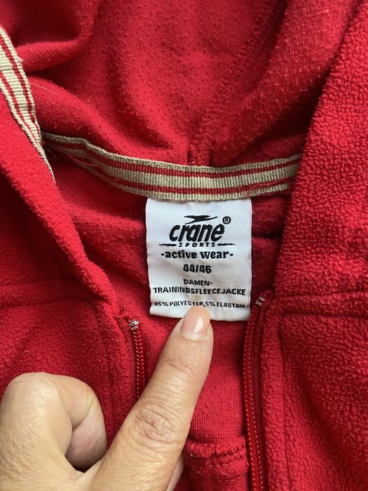 Roling de culoare rosie purtat de cateva iri