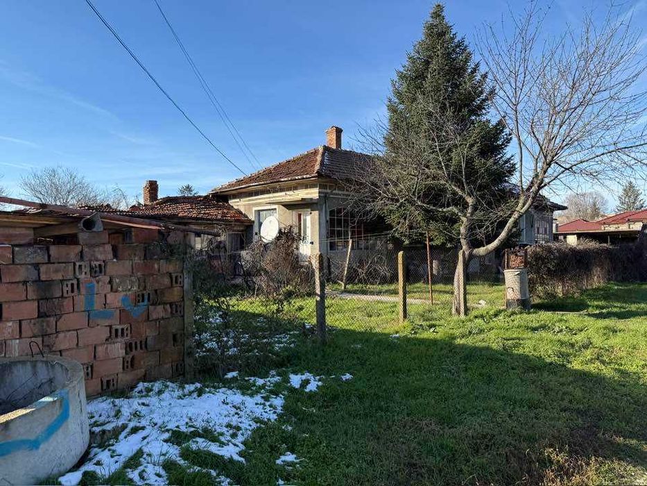 2 имота -232кв къща   / парцел 1440 кв двор  в с. Калипетрово