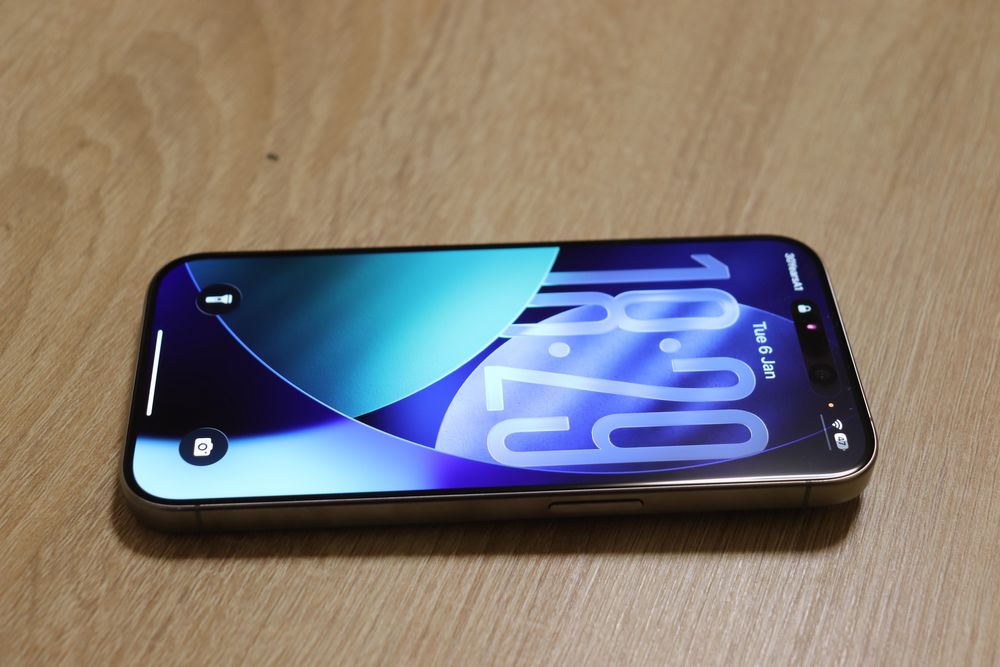 Продавам Iphone 15 pro Natural Titanium