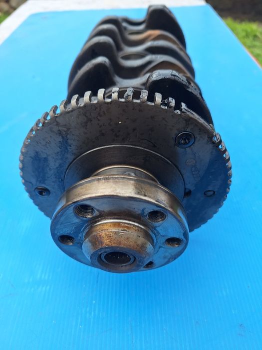 Колянов вал Audi Pasat 1.9tdi 131к като огледало от кола на малко мили