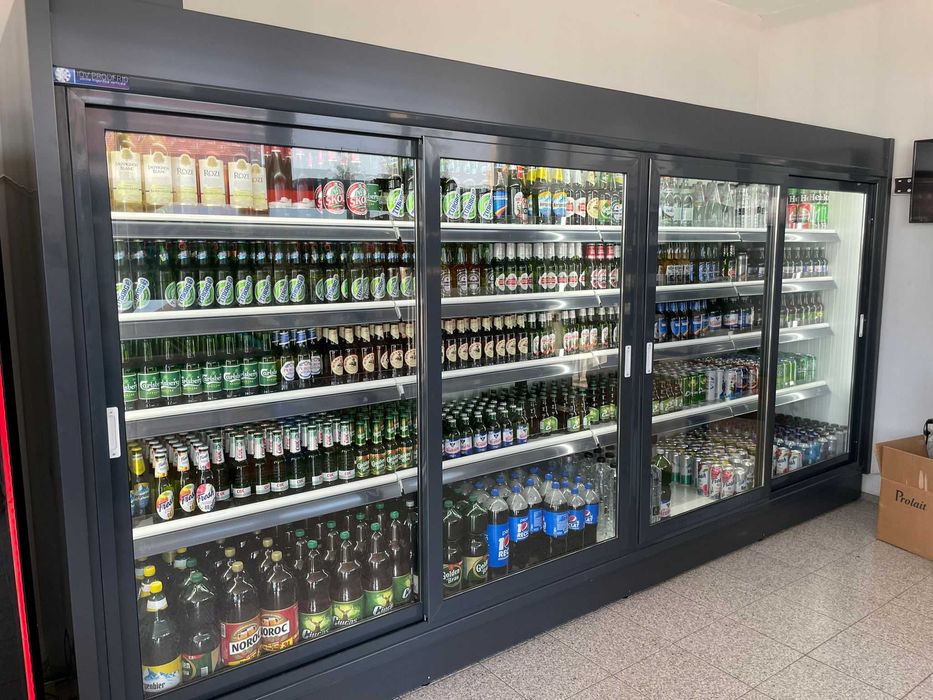 Construim vitrine frigorifice verticale pentru bauturi.