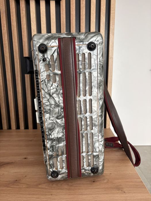 Acordeon nemtesc cu 80 de basi impecabik