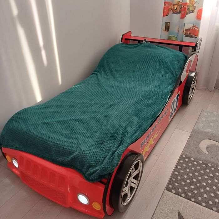Vând pat mașinuța