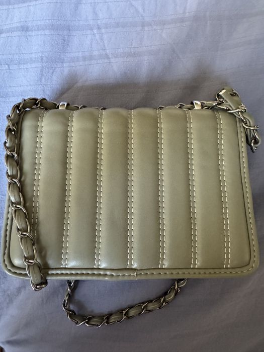 Дамска чанта за през рамо с красива закопчалка