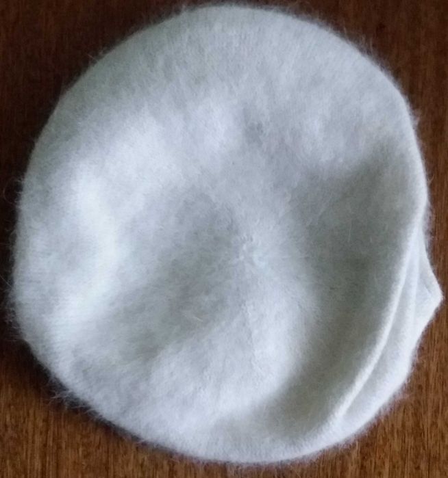 Бяла със сиво зимна шапка с два помпона