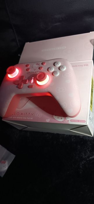 Безжичен контролер Hello Kitty

*Динамични RGB дихателни светлини с 4