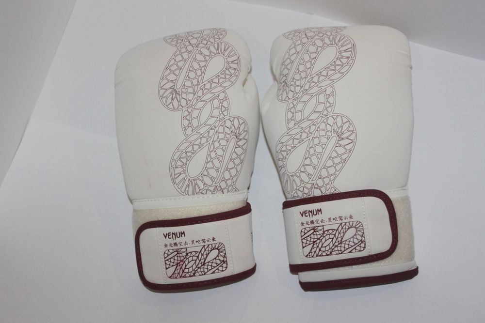 Боксерские перчатки Venum
