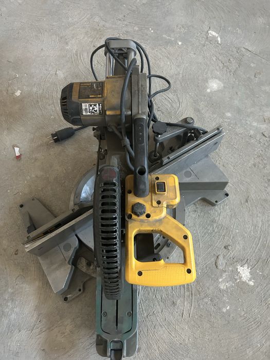 Fierastrau circular de bancDeWALT DWS 780